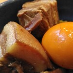 口福館 - 角煮、煮玉子のアップ。