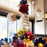 アーンドラ・ダイニング 銀座 - 近くのビルのペーパーオブジェのツリー。