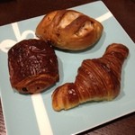 ル・シュクレクール - 上から時計回りに、パン オ ノア180円。クロワッサン200円。パン オ ショコラ180円。