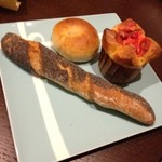 ル・シュクレクール - 右側の真ん中が赤いものから、ブリオッシュ プラリネ パリ240円。トゥールネ パヴォ200円。ベーグル ナチュール150円。