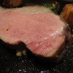 カンテサンス - イベリコ・ベジョータのロースト、黒オリーブのペースト、シェリーヴィネガーで1