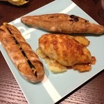 ル・シュクレクール - 上から時計回りに、ノア レザン180円。パン オ フロマージュ340円。ブール エスカルゴ250円。