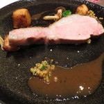 カンテサンス - イベリコ・ベジョータのロースト、黒オリーブのペースト、シェリーヴィネガーで3