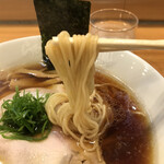 らあめん花月嵐 - しょうゆらぁ麺 飯田商店 １１００円。私の求めるラーメンの食感とは異なりますが、良くできたスープとの相性が良く、とても美味しかったです（╹◡╹）