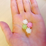 山玄茶 - お茶請けに大将が小筒を振ってくれた金平糖。コロコロと手の平で転がります♡