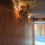 山玄茶 - 玄関は竹壁がつづく高級感のあるつくり。