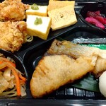 熟成魚場 福井県美浜町 - 鰤の塩焼きと唐揚弁当 1,000円 ♪