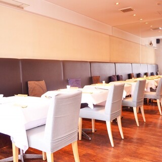 【テーブル席】
                                          ゆったり余裕のあるお席でお食事をお楽しみください。