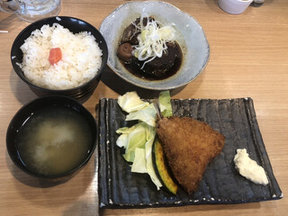 魚串さくらさく - さば黒煮とアジフライ定食@880円