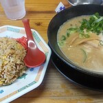 美與志堂 - 半チャーハン多めに豚骨醤油ラーメン