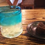 沖縄そば ゆんたく - 沖縄そば定食のドリンク(シークヮーサー)と黒糖のお菓子