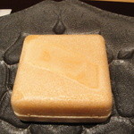 神保町 傳 - この中にフォアグラといぶりがっこ、干し柿を混ぜた料理が入っています