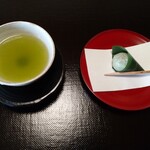 あさば - おつき の お菓子は 生麩のお饅頭
      お客様の ぶん   厨房で 作ります