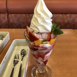 Fujiya Resutoran - 彩りフルーツのミルキーソフトクリームパフェ715円。