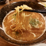Sanuki Ryouria Miya - 魚粉を利かせている。麺の茹で方は美味しい。少し平打ちでちゅるちゅるとした多加水麺。
