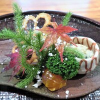 心根 - 菊菜・ゆり根の白和え　鯖寿司など