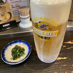 Kurumetaihouramen - キンキンに冷えた生ビール。高菜と一緒に。