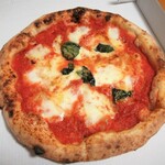 ピッツェリア ジーナキッコ - 料理写真:自家燻製モッツァレラのマルゲリータ 1250円