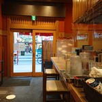 Aji Hachi - 清潔なカウンターと店内。