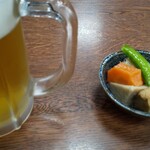 やきとり鳥かつ - 乾杯～。肉体労働の後のビールは旨い。何気に、ここの突き出しは、美味しい。