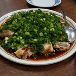 やきとり鳥かつ - 名物！鶏ももたたき。ネギの下にあります。
