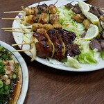 やきとり鳥かつ - 串盛り合わせ。鶏がうまい。