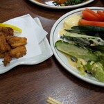 やきとり鳥かつ - せせり揚げ物と、へるすぃな野菜サラダ。