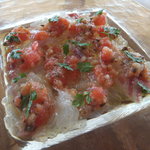 朝穫れ新鮮のカルパッチョ　柚子とトマトのソース