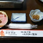 Watanabe Ryokan - 蟹味噌と右にあるのは蟹身の珍味