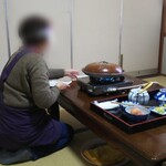 Watanabe Ryokan - 仲居さんが蟹を焼いてくださいます。