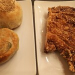 台湾豆乳大王 - 左上から胡椒餅、日替わりの韮の餅(韮と卵と春雨入り)、ジーパイ？のハーフ 水金の麺線が気になります。