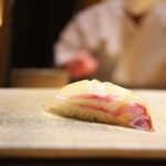 鮨 さいとう - 白身とシャリのバランス。寿司の完成形を思わせる。