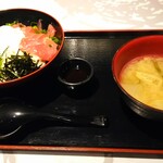 ニッポンまぐろ漁業団 - 相盛り丼＋味噌汁　税込で603円