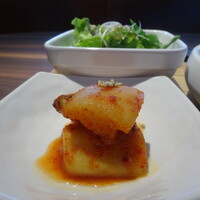 焼肉ぽんが 江ノ島 - 牛タンカレーセットのキムチ