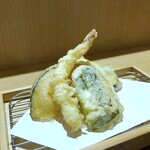 海鮮丼・天ぷら 博多 喜水丸 - ◆天ぷらは、ダイエットに成功した海老さんやピーマン、カボチャ、茄子など。 若い方が揚げられていましたけれど、カラっと揚がっています。 鬼おろしが入った少し甘めの天つゆで頂きますが、一味が欲しいかも。