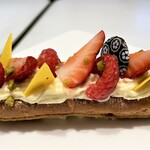パスカル・ル・ガック 東京 - エクレール フリュイ
            イチゴにラズベリーがのるエクレア
            中はホワイトチョコクリーム、それ自体が酸味があり、果物の甘酸っぱさといいコンビネーションです♪