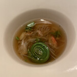 Itsuki - 松葉蟹とこごみのコンソメスープ