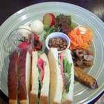 サロン・ド シュシュ - ハムと玉ねぎマリネのサンドウィッチとデリのプレート