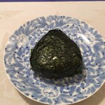 越後村上 うおや - 一回で食べてしまうのは勿体無いので、大きな鮭のおにぎりにして