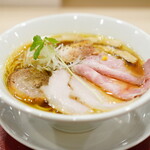 麦と麺助 - 料理写真:「蔵出し醤油そば」950円+炙りチャーシュー250円