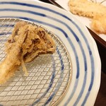 手打蕎麦 よしみや - 黒舞茸天婦羅、200円。