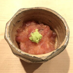 登喜和鮨 - メジマグロとイクラを濾したもの下にシャリあり