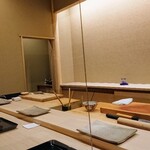 鮨 おおが - カウンターにはアクリル板の仕切り