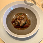 シェ松尾・松濤レストラン - 宮城県産牡蠣のムニエルと西洋ゴボウのグラッセ
            黒トリュフと貝のジュを纏って