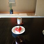 あさば - デザート  朝摘んだ 韮山の 苺  新しいおしぼりと お茶  金時芋のお汁粉