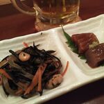 皆華 - お通しのひじき煮と漬けまぐろ