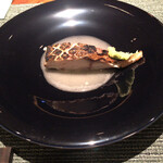 蒼 - 串本 神経締めの縞鯵2.4㌔の藁焼 お米のビネグレットソース
      →2.4㌔ の縞鯵をレモングラスの藁で燻した後に炭火焼に…絶妙の火入れの縞鯵にはレモングラスの香りが仄かではなくハッキリと。