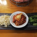 Sumibi Yakiniku Izakaya Nikusen To Nya Ni Go Hachi Kyu- - ナムルとキムチ