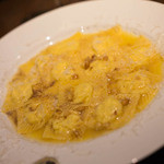 鶏手羽とリコッタチーズのラビオリ焦がしバターソース