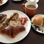 ル・シュクレクール - ハードパンのおいしい食べ方や、コンテスペシャルのパクリ風にいただきました～。最初に撮り忘れましたがサンドイッチのソーモン・フュメ・エ・パンプルムース450円。ジャンボン・フローマージュ300円も。